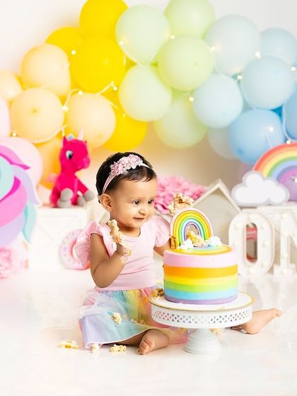 A rainbow of fun for a first birthday. This unicorn and rainbow themed cake smash setup is full of pastel colors and magical details, perfect for a dreamy celebration.
