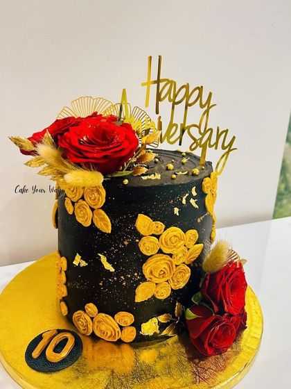10 years, countless memories, and one fabulous black and gold cake to celebrate it all.