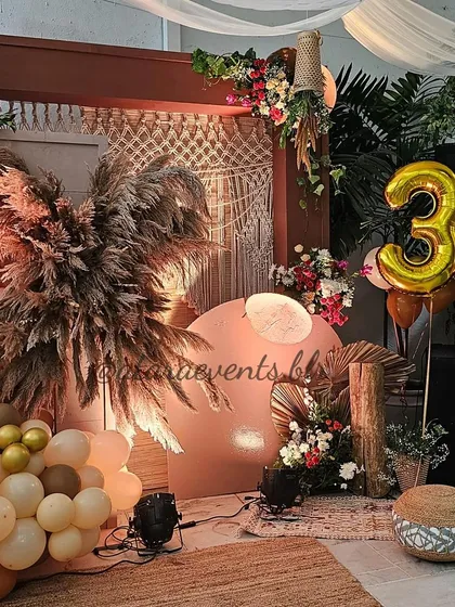 For a milestone 30th birthday, I designed this chic boho paradise at Olive Bar and Kitchen. The decor features a stunning arrangement of pampas grass, a macrame backdrop, and a warm, earthy balloon garland, perfect for a sophisticated and free-spirited celebration.