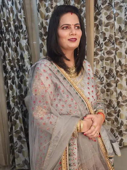 The final look of the client, looking elegant and ready for the family event.