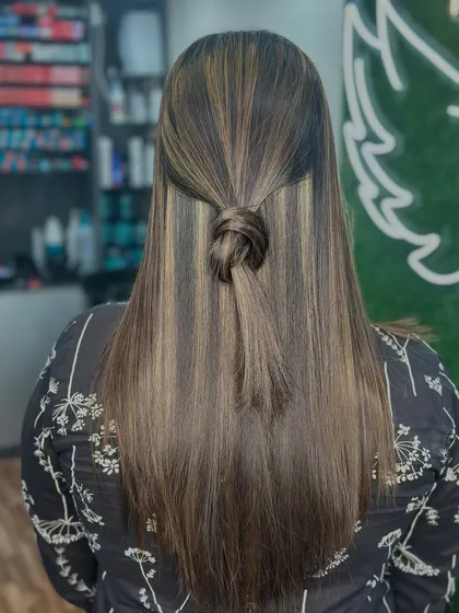 A simple half knot is a great way to style highlighted hair, as it showcases the beautiful contrast between the different colored strands.
