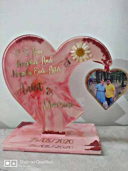 I love making these heart-shaped resin frames for couples. This one, in a beautiful pink marble effect, was made to celebrate an anniversary, capturing the couple's names, special date, and a cherished photo. It's a wonderful gift for birthdays, anniversaries, or just to say "I love you".