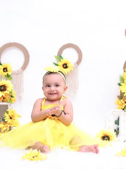 A joyful, clapping moment captured during the sunflower first birthday session. It's these happy little actions that make the best memories.