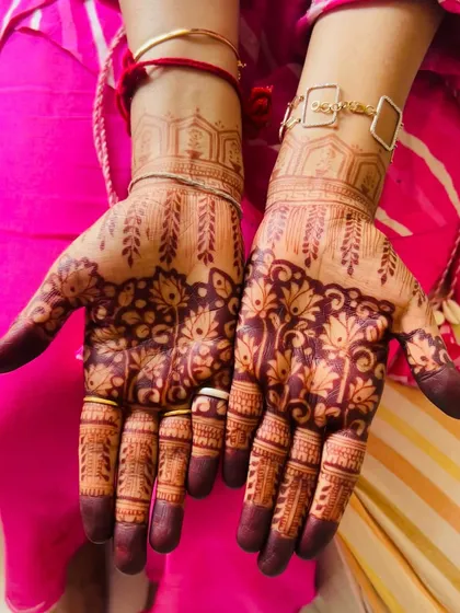 The final stain is the most important part! I use only natural henna, and with the right aftercare, we can achieve this gorgeous, deep reddish-brown color that makes the design truly pop.