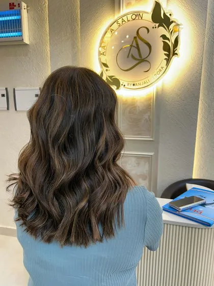Another look at the gorgeous caramel blond hair colour, a perfect choice for a warm and inviting style.