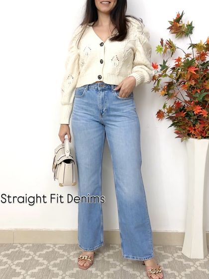 A simple and chic look featuring straight-fit denims. The focus here is on the accessories: a stylish white handbag and chain-link sandals that elevate the entire outfit.