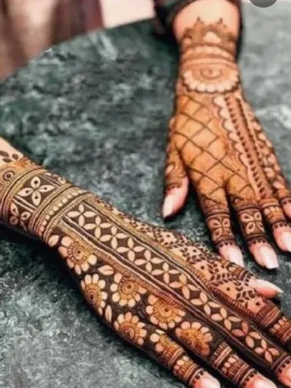 A very elegant and popular style for the back of the hands. This design features delicate floral bands and a fine net pattern, perfect for an engagement or party.