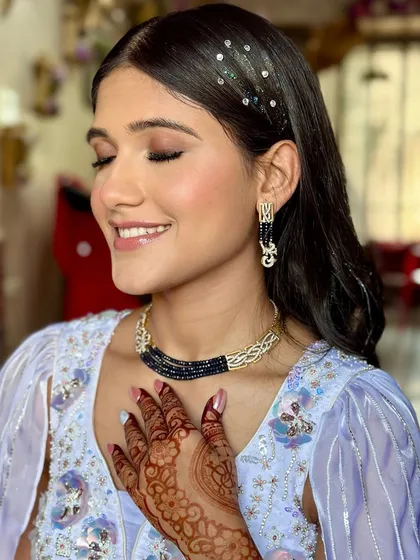 Sangeet glam for this gorgeous makeup artist Janvi. We gave her a soft, smokey eye with a touch of sparkle in her hair for a fun and festive look. 💋❤️