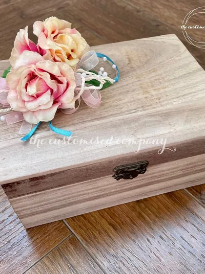 This simple yet elegant wooden box is adorned with a floral arrangement, making the packaging a gift in itself. It’s perfect for presenting a curated selection of festive goodies.