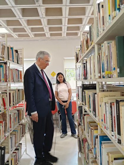 A guest, Dominique Antoine, explores the aisles of our library. Visits like these underscore our role as a key institution for French language and culture in Delhi.