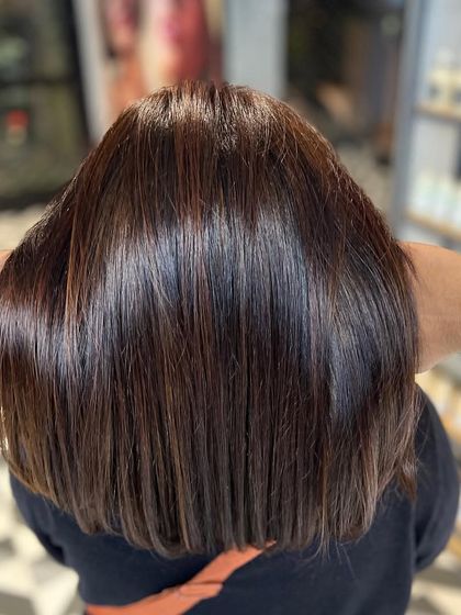 A short hair color transformation to a sleek, glossy, and rich brown bob. Chic and timeless.