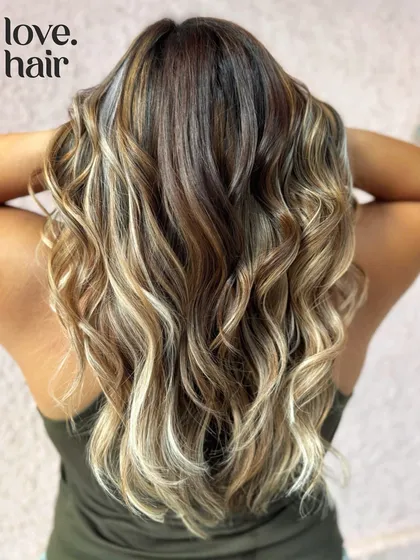 Another angle of the subtle calico hair. The mix of colors is so unique and beautiful.