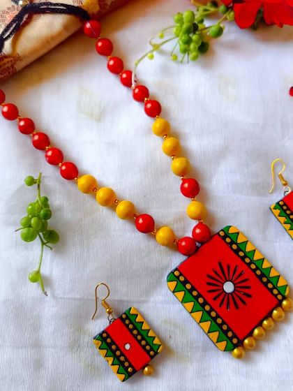 A classic red and yellow combination for the square pendant daily-wear set.