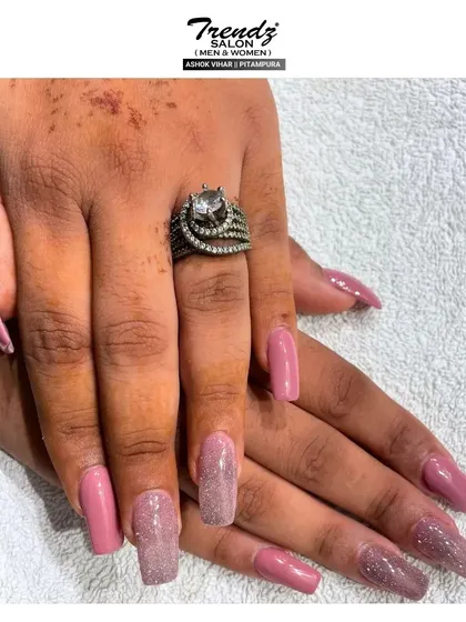 This set features a beautiful blend of color and sparkle. I created a soft pink and glitter ombre effect on these square-shaped extensions, perfect for a look that is both sweet and glamorous.