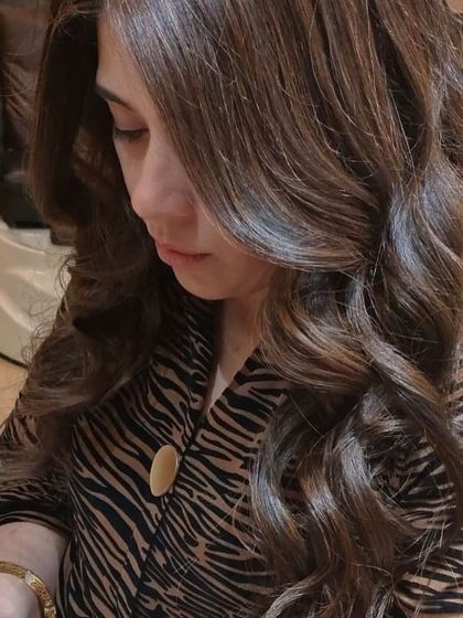 A close-up of the final result: soft, blended brown tones with beautiful waves. This look is a perfect example of how colour can enhance the texture and shape of a haircut.