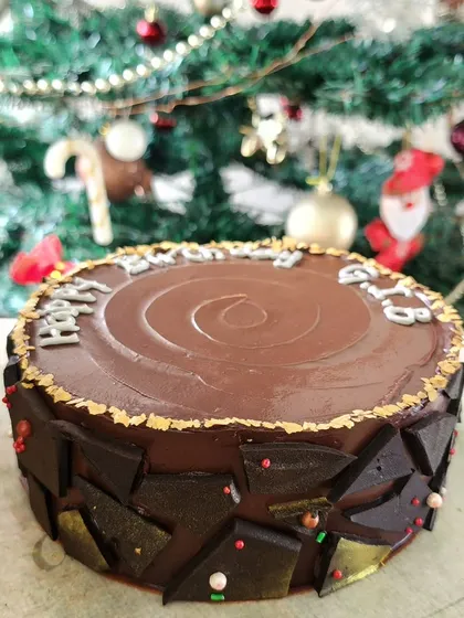 This one is for the grown ups. It's a decadent chocolate cake soaked in Kahlua liqueur, covered in dark chocolate ganache, and decorated with festive chocolate shards. The aroma is just as incredible as the taste.