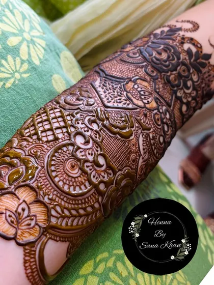 A close-up look at the incredible detail and texture in my full-arm bridal work. Every element, from the delicate netting to the bold floral centerpiece, is drawn with precision.