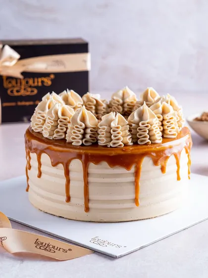 Our classic caramel drip cake, beautifully presented with a cascade of golden caramel over smooth buttercream. The top is adorned with swirls of buttercream, making it a simple yet stunning choice for any celebration.