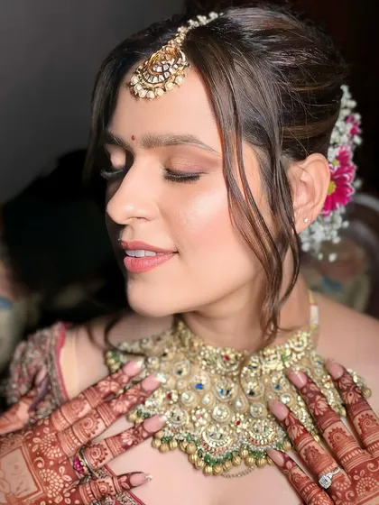 A close-up on the makeup details. I used warm, earthy tones on the eyes and a soft pink on the lips to create a romantic and modern bridal look.