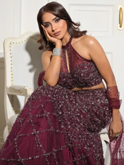 A graceful and elegant pose. The makeup is timeless and classic, ensuring she looks beautiful in every photo.