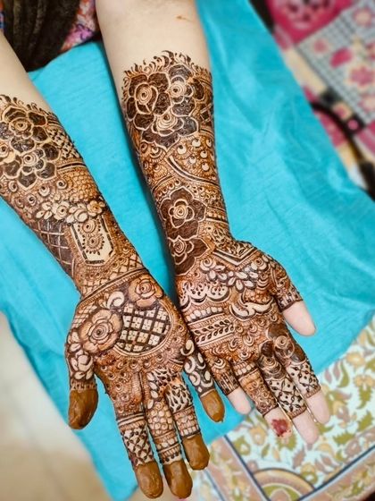 Another view of this semi-bridal henna, showing the beautiful details on the palms and fingers.