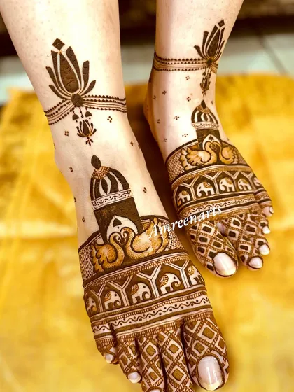 This foot design features a procession of elephants and majestic palace domes, matching the royal theme of the hand mehndi.