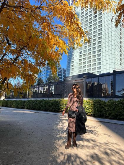 Enjoying a beautiful autumn day. A comfortable knit dress and boots are my uniform for exploring a new city in the fall.