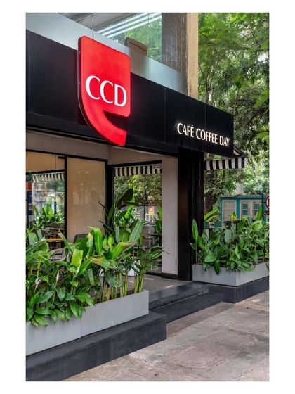 The entrance is designed to be open and welcoming, with large glass panes that blur the line between inside and out. The design makes every coffee moment feel special.