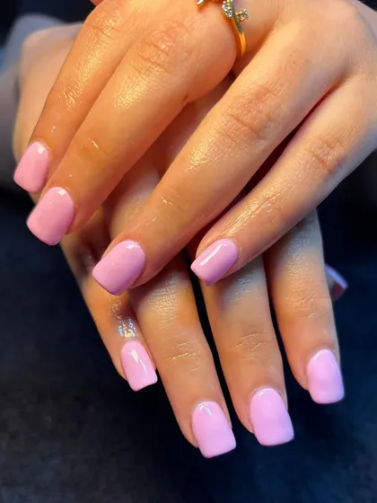 Summer nails are all ready with this lovely lavender shade. This is a simple yet beautiful solid color gel manicure on short, square-shaped nails.