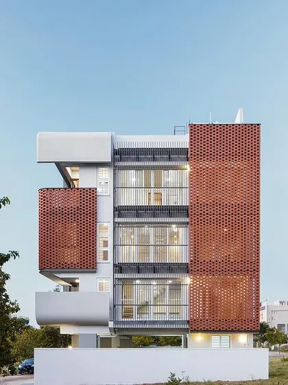 The 'House Belaku' is a celebration of light and material. The brick jali screen is not just a design element; it's a functional skin that filters sunlight, ensures privacy, and creates a dynamic play of light and shadow throughout the day.