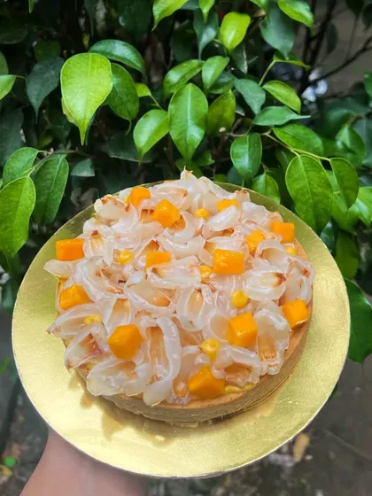 Pure summer magic in a cake. I had been dreaming of pairing mango with lychee for a while, and I’m so happy with how this light and fresh cake turned out.