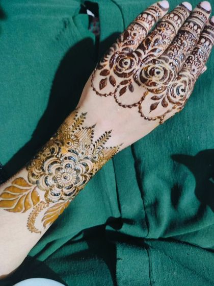 A lovely floral band design, perfect for an elegant Eid look.