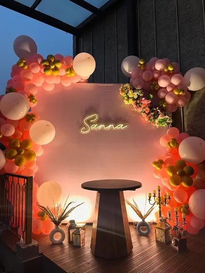 A chic and personalized birthday setup for Sanna. We used a soft pink backdrop, a custom neon name sign, and a beautiful balloon arch with pops of gold to create a warm, inviting, and totally Instagrammable photo corner.