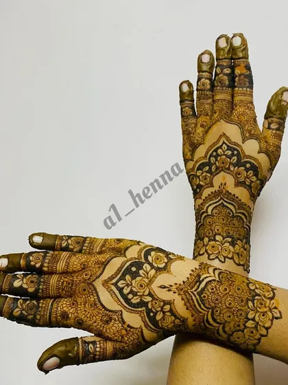 This elegant bridal design features classic Pakistani-style arches and floral work. The smooth texture of my organic henna paste allows for clean lines and detailed shading.