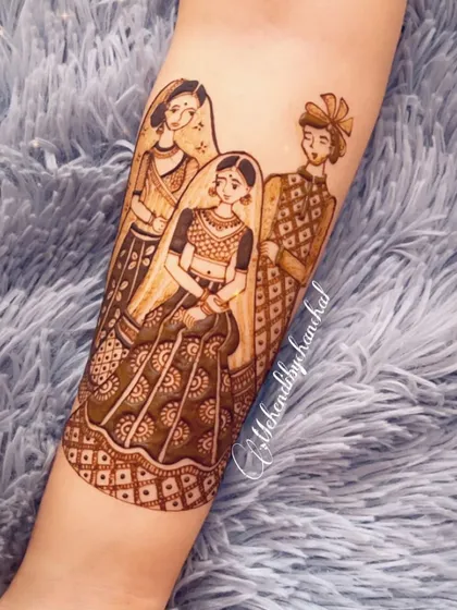 A truly special moment captured in henna. This forearm portrait shows a bride with her loving parents, a design I call 'Laadli'. Creating these family portrait mehendi designs is incredibly emotional and adds a deeply personal touch to the wedding festivities.