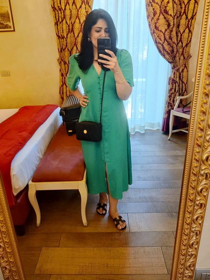 A mirror selfie in a green cotton dress I wore while exploring Verona. This dress is a great travel piece as it's comfortable, stylish, and doesn't wrinkle easily.