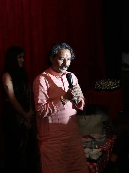 Our founder sharing his wisdom with the audience. His philosophy, "toh shishya bane rahoge toh sheesha banoge" (if you stay a student, you become a mirror), is the guiding principle of our institute.