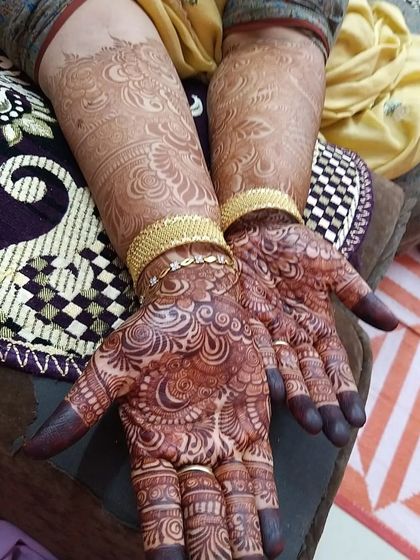 Another view of this amazing stain. The intricate patterns are clear and the color is a rich, dark maroon on the palms, which is the sign of high-quality henna.