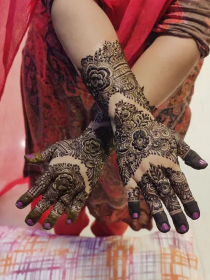 A gorgeous floral design with a mix of Arabic and Indian styles. The bold flowers and delicate vines create a beautiful contrast.