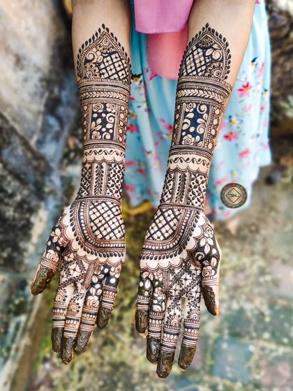 I created this full bridal henna for a competition. It features complex gridwork, reverse-fill floral bands, and detailed patterns on the palms, showcasing a wide range of techniques.