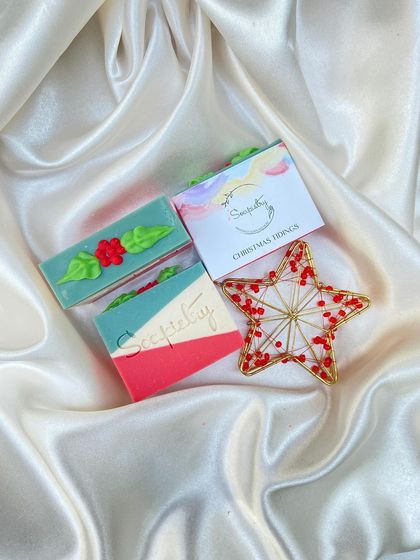 Another look at the Christmas Tidings soap, a festive blend of colors and a beautiful design.