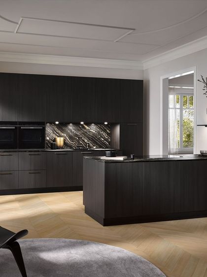 The AV 2040 Black Fine Oak collection proves that an all-black kitchen can be magical. The fine wood grain adds texture and depth, preventing the design from feeling monotonous.