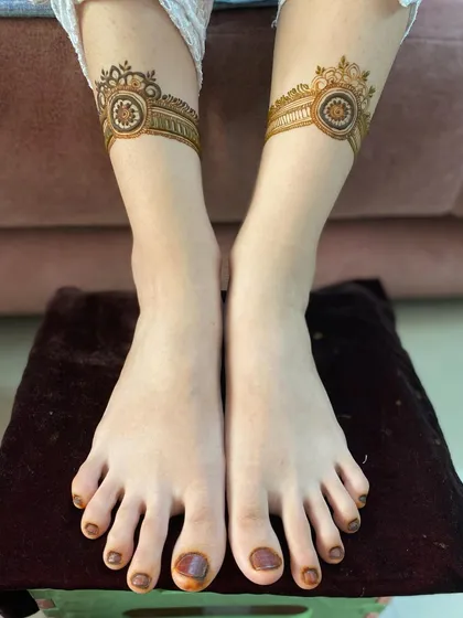 A simpler version of the henna anklet, featuring a single, elegant band of mehendi.
