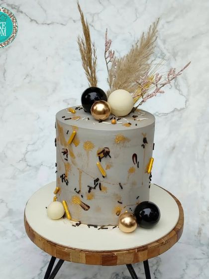 Chic & Themed Cakes for Adults photo 34