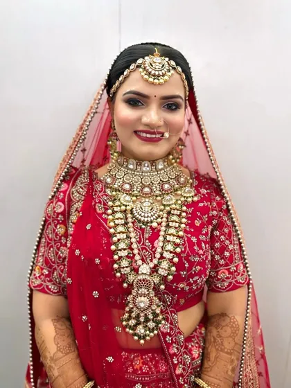 Here is another one of my happy clients on her wedding day. She rented this full bridal set, which includes a maang tikka, choker, and a heavy pearl and Kundan Rani Haar.