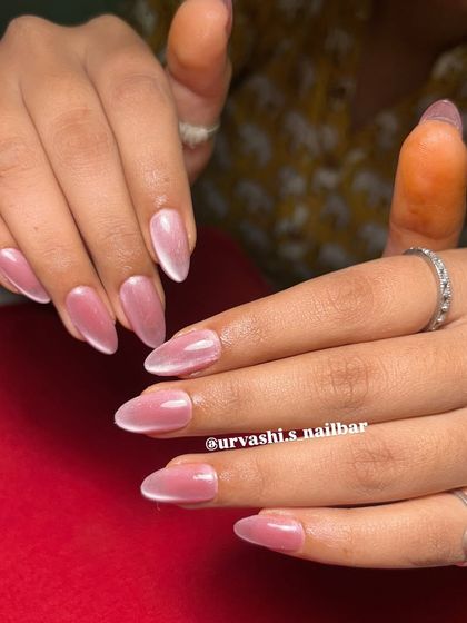 A subtle and elegant cat-eye effect in a soft pink shade. This design is perfect for everyday wear, providing a touch of shimmer and sophistication without being too bold.