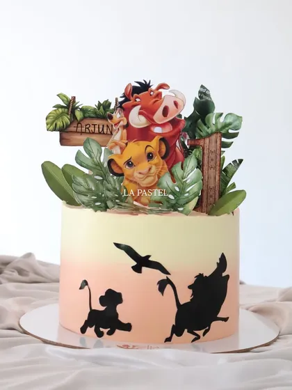 Hakuna Matata! I absolutely love making fandom cakes, and this Lion King design was so much fun. It features a beautiful sunset gradient, character silhouettes, and a vibrant topper with Simba, Timon, and Pumbaa for a birthday adventure.
