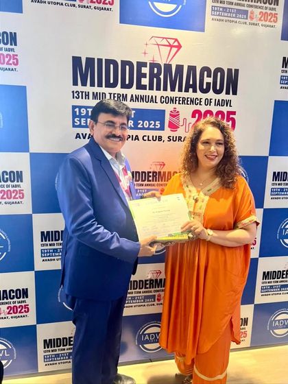 Receiving my speaker certificate from the organizers at Middermacon Surat. Thank you for the invitation.
