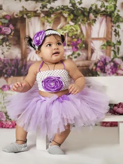 This little one is confidently sitting up in our floral studio setup. The 9-10 month milestone is all about celebrating their new skills, like sitting unassisted.