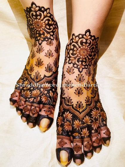 My love for lotus designs is never-ending. This feet mehendi features a beautiful mandala at the ankle with delicate lotus buds scattered across the foot.